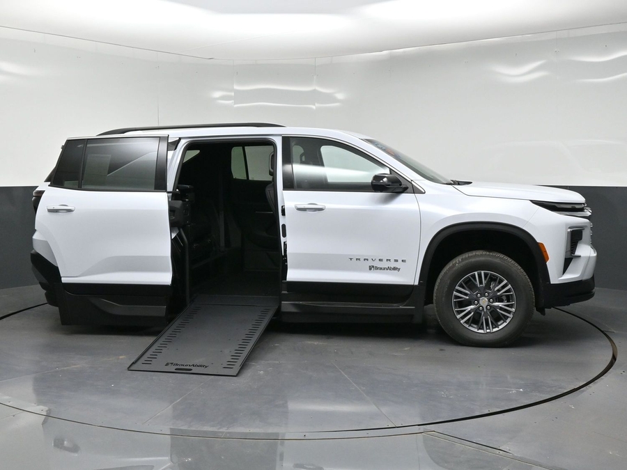 New 2026 Chevrolet Traverse 1LT - BraunAbility Side Entry In Floor Automatic Ramp
