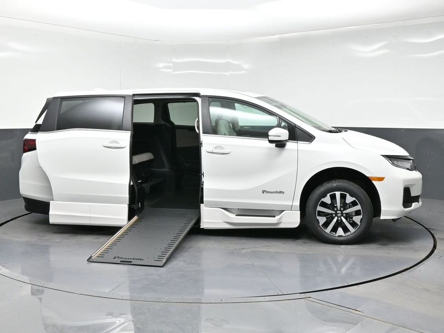 White Honda Odyssey image number 7