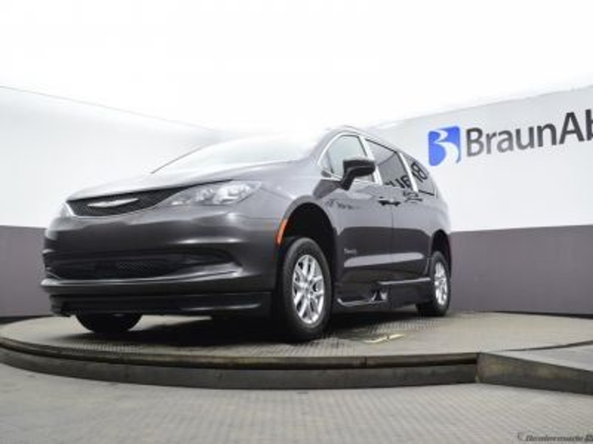 Grey Chrysler Voyager image number 15