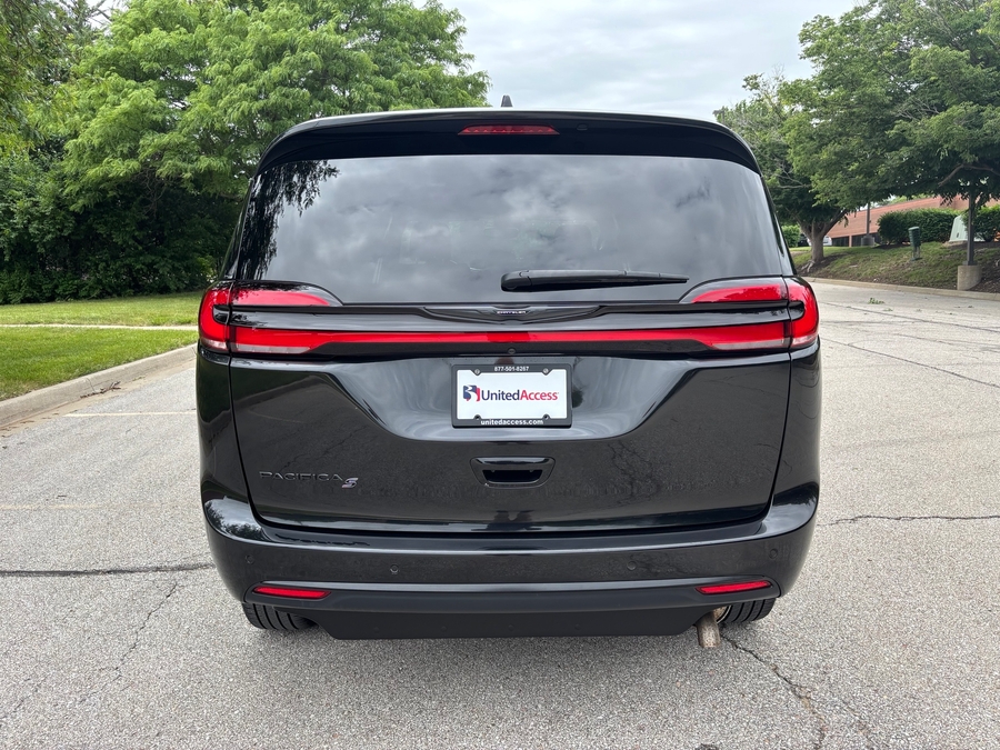 Used 2023 Chrysler Pacifica Touring L - BraunAbility Side Entry Entry Fold Out Automatic Ramp