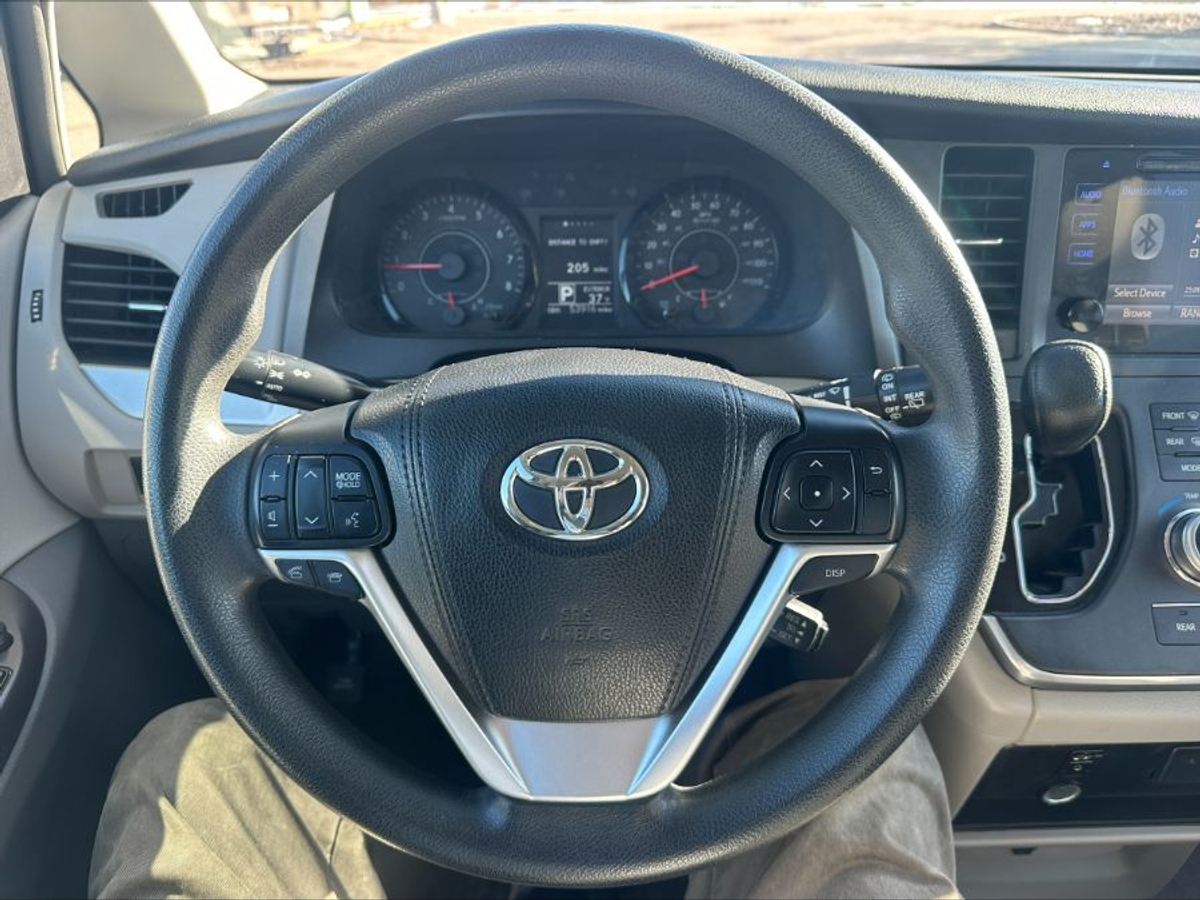 Silver Toyota Sienna image number 4