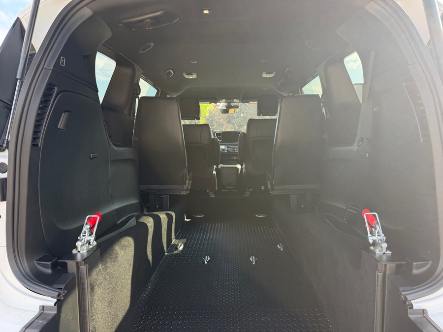White Chrysler Voyager image number 20