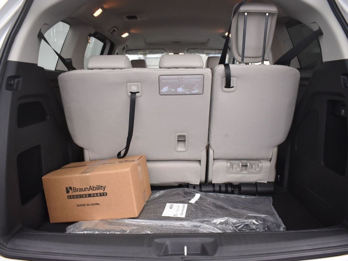 White Honda Odyssey image number 13