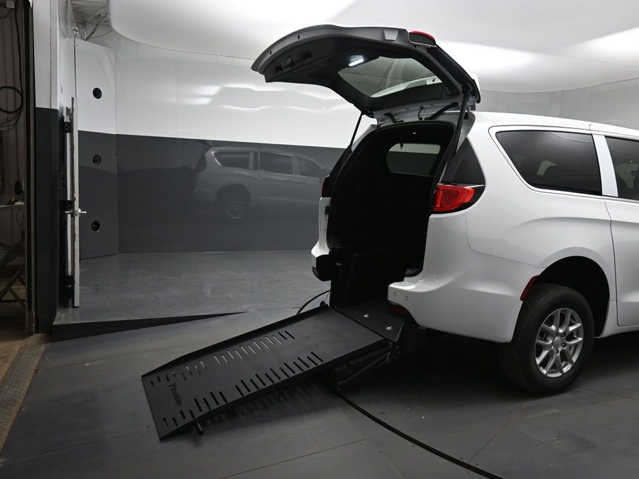 White Chrysler Voyager image number 15