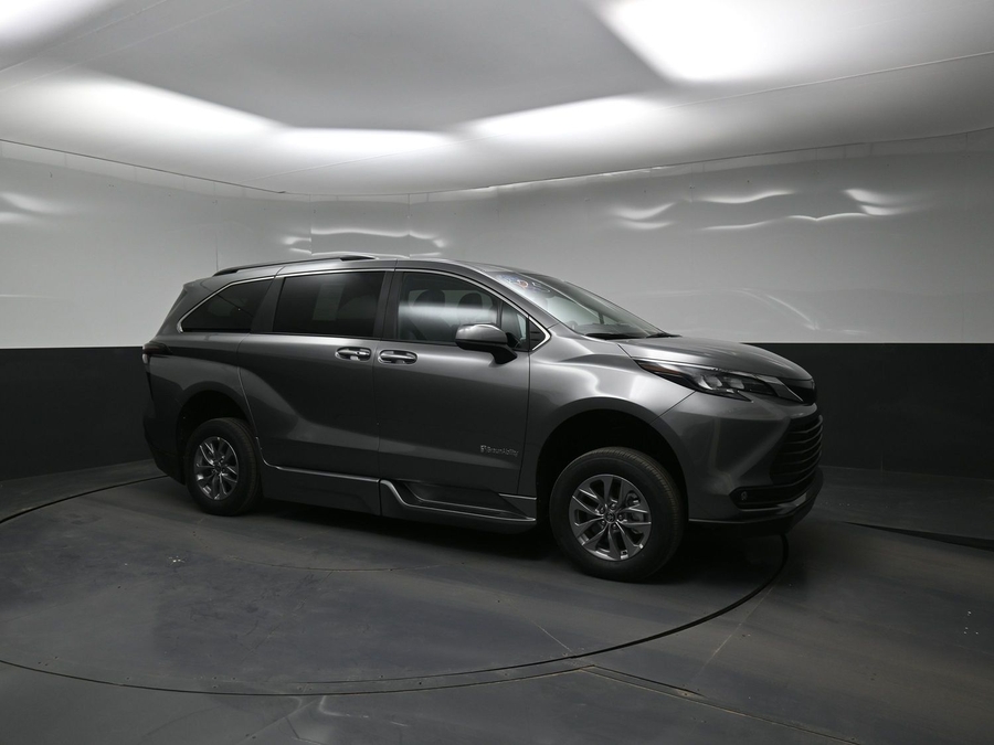 Grey Toyota Sienna image number 15