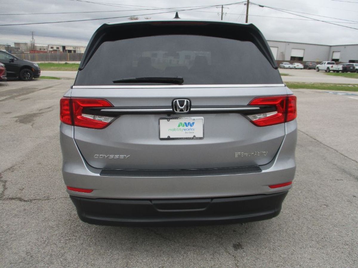 Silver Honda Odyssey image number 9