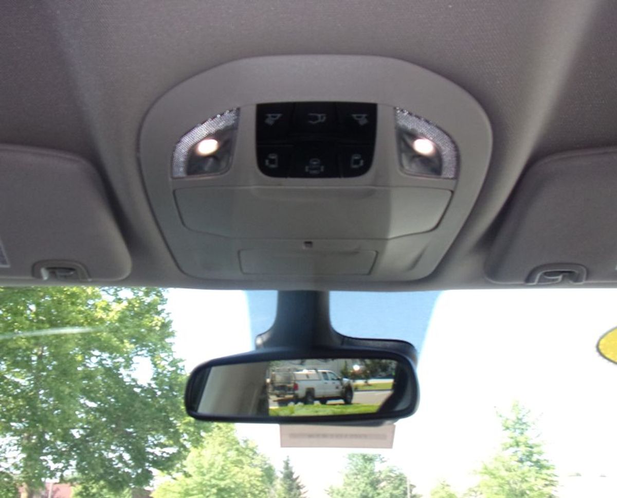 Black Chrysler Voyager image number 13
