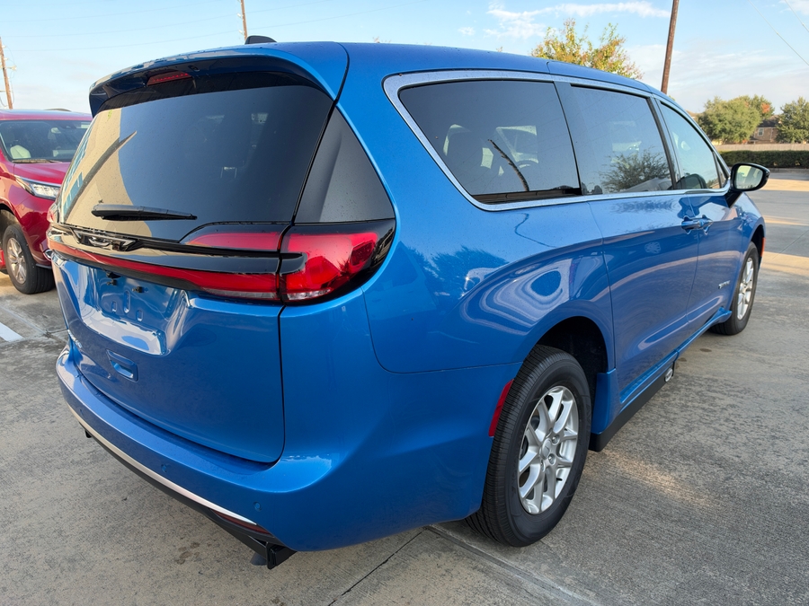Blue Chrysler Pacifica image number 2