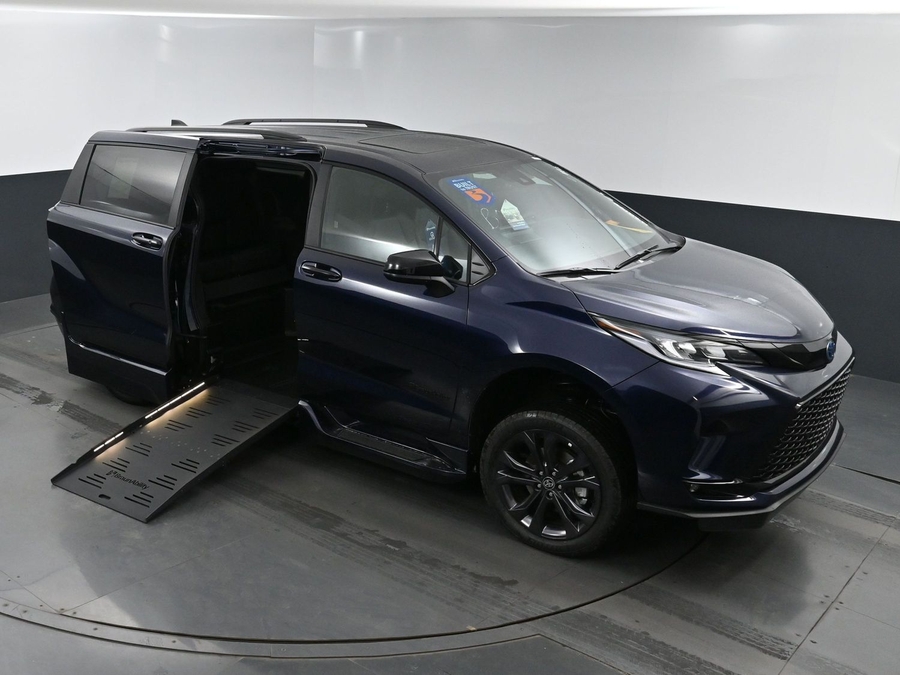 New 2025 Toyota Sienna Hybrid XSE Sport - BraunAbility Side Entry Entry Fold Out Automatic Ramp