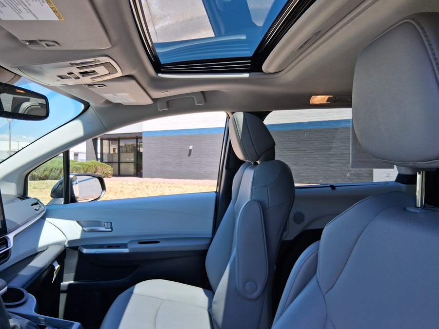 Black Toyota Sienna image number 21