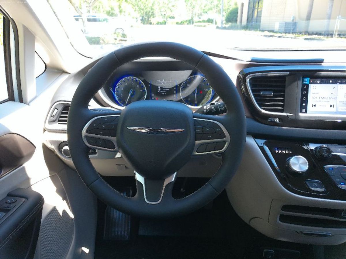 2024 CHRYSLER VOYAGER - Image 13