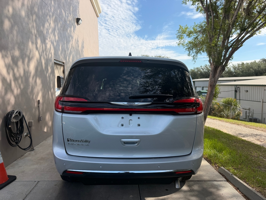 Silver Chrysler Pacifica image number 9