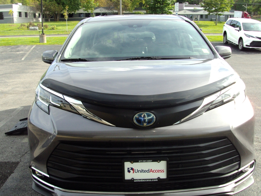 Used 2022 Toyota Sienna Hybrid XLE - BraunAbility Side Entry Fold Out Automatic Ramp