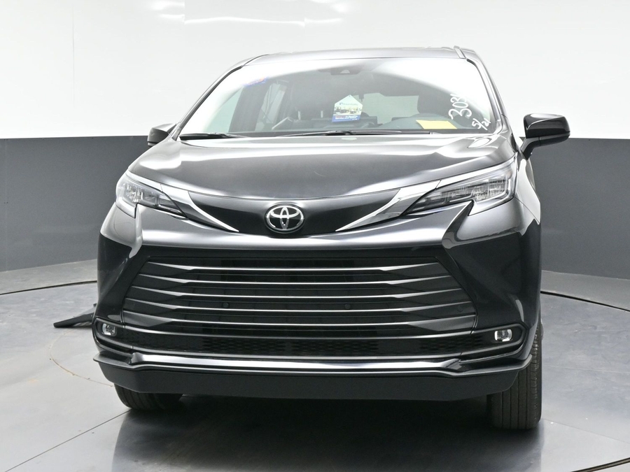 Black Toyota Sienna image number 1