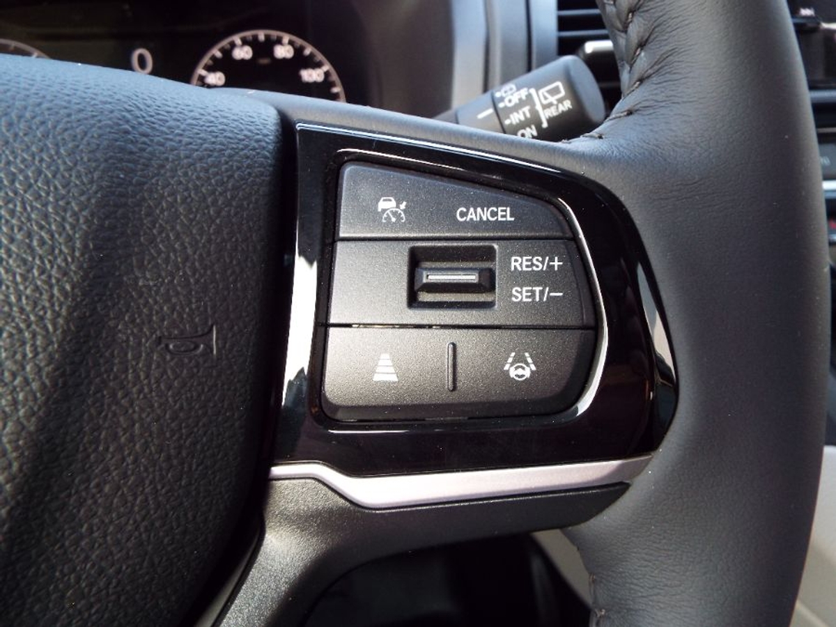 Silver Honda Odyssey image number 10