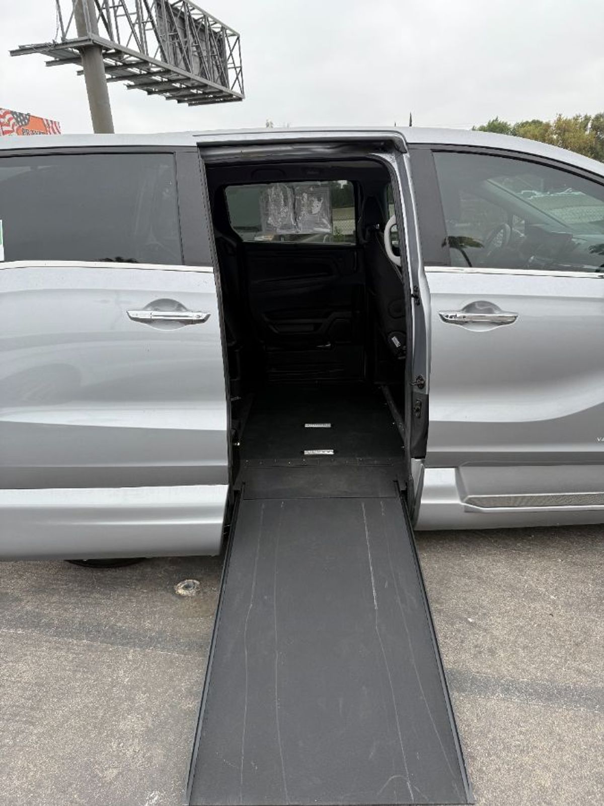 Silver Honda Odyssey image number 3