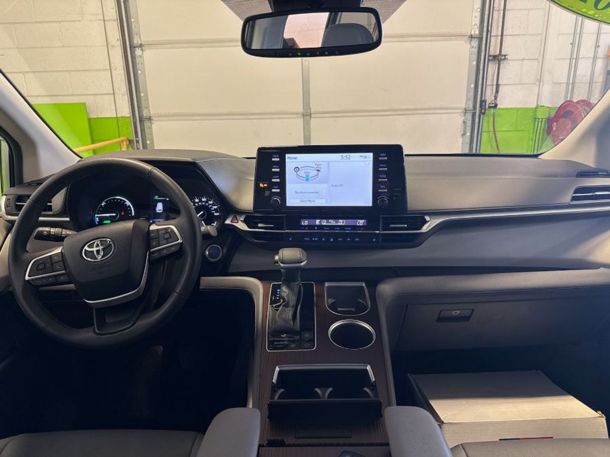 Silver Toyota Sienna image number 8