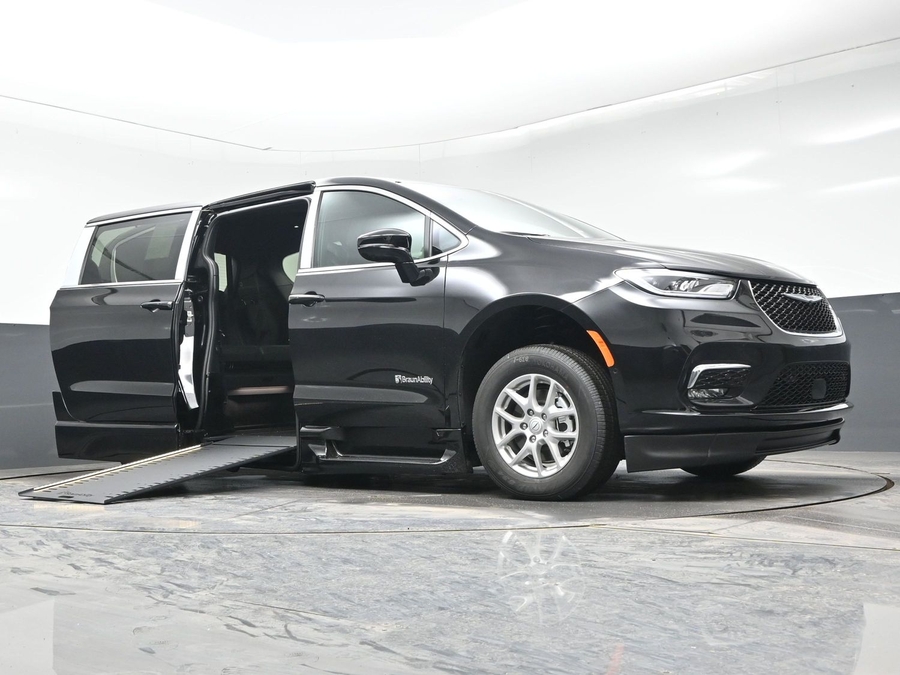 New 2026 Chrysler Pacifica Select Plus - BraunAbility Side Entry In Floor Automatic Ramp