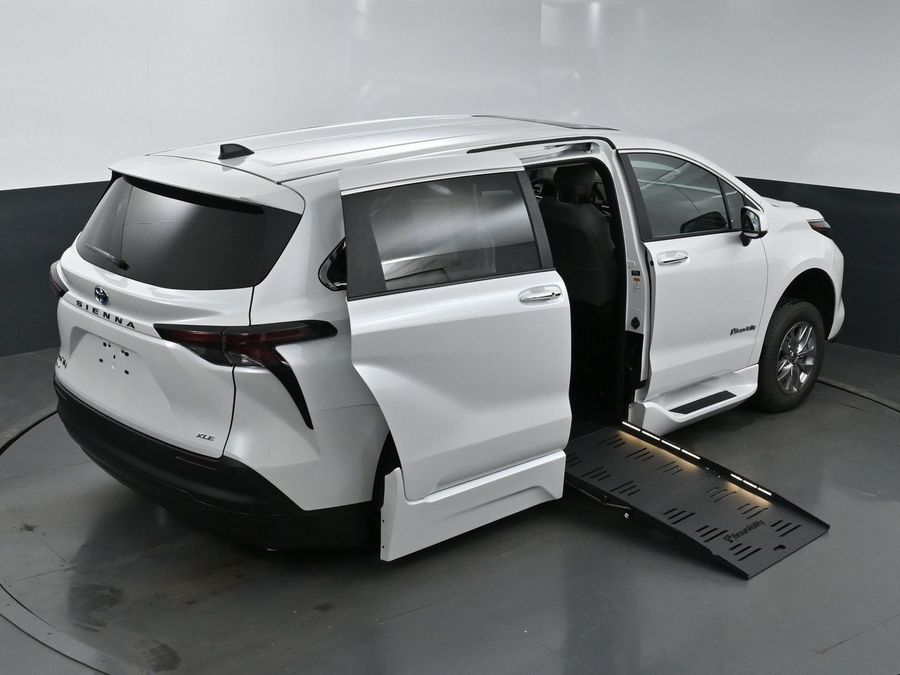New 2025 Toyota Sienna Hybrid XLE Base - BraunAbility Side Entry Entry Fold Out Automatic Ramp