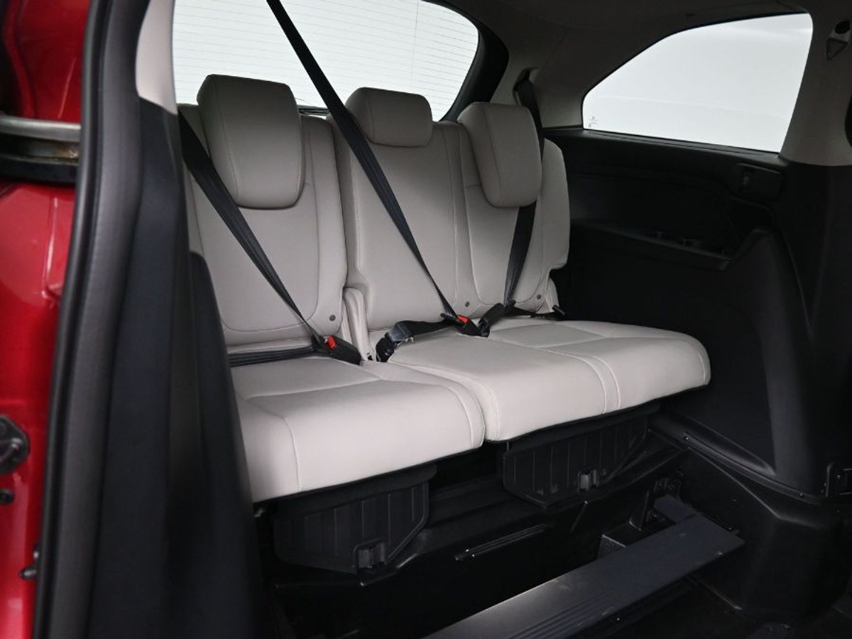 Red Honda Odyssey image number 6
