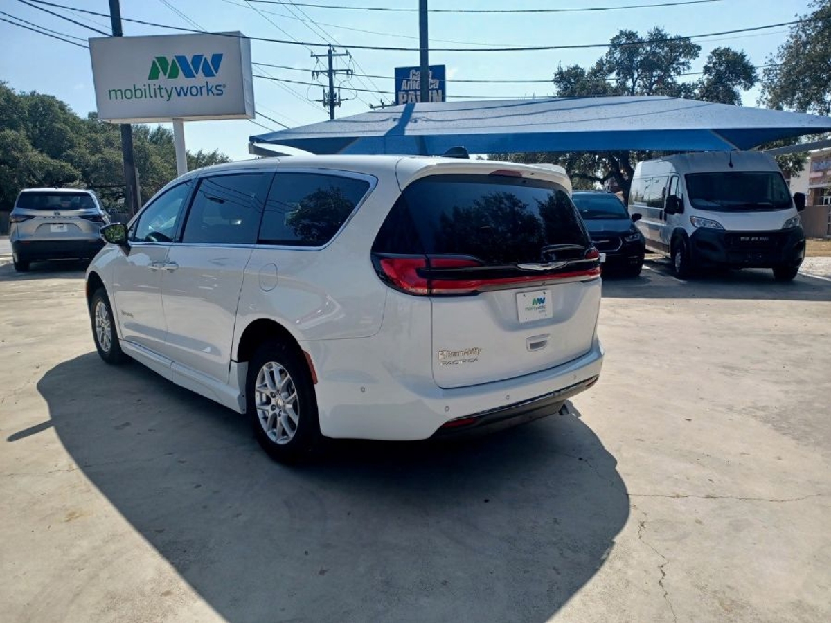 White Chrysler Pacifica image number 7
