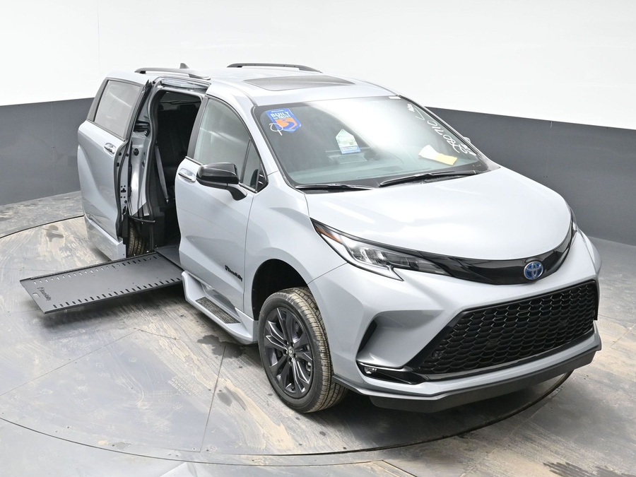New 2025 Toyota Sienna Hybrid XSE Sport - BraunAbility Side Entry Entry In Floor Automatic Ramp