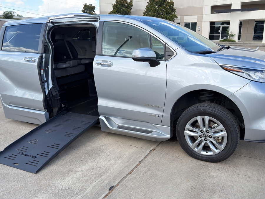 Used 2021 Toyota Sienna Hybrid Limited - BraunAbility Side Entry Fold Out Automatic Ramp