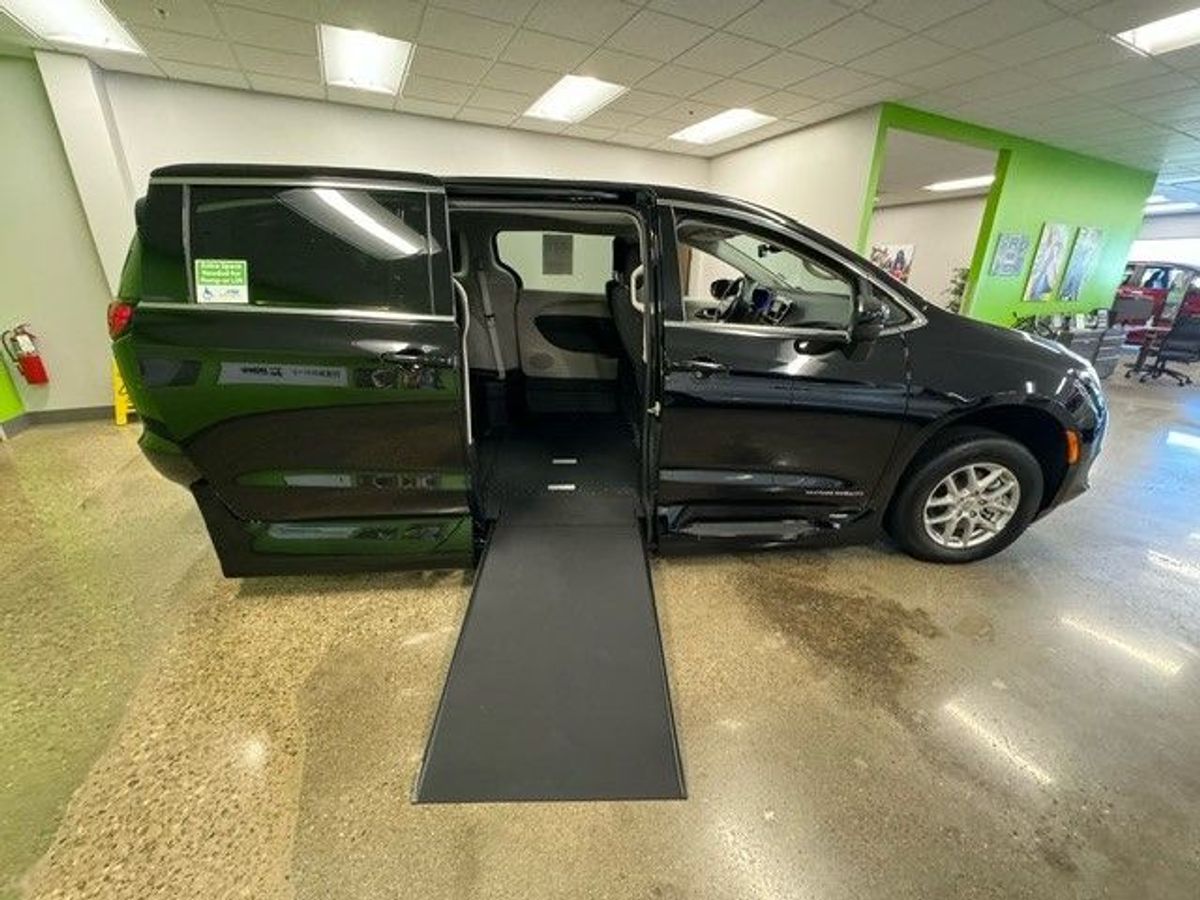 2024 CHRYSLER VOYAGER - Image 12