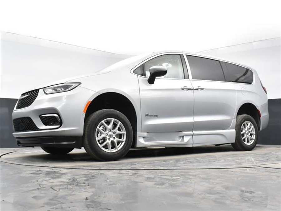Used 2023 Chrysler Pacifica Touring L - BraunAbility Side Entry Fold Out Automatic Ramp