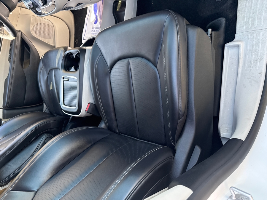 White Chrysler Pacifica image number 9