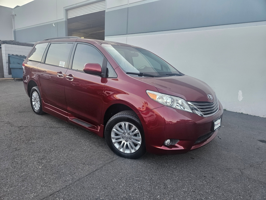 Used 2012 Toyota Sienna XLE Base - BraunAbility Side Entry Entry Fold Out Automatic Ramp