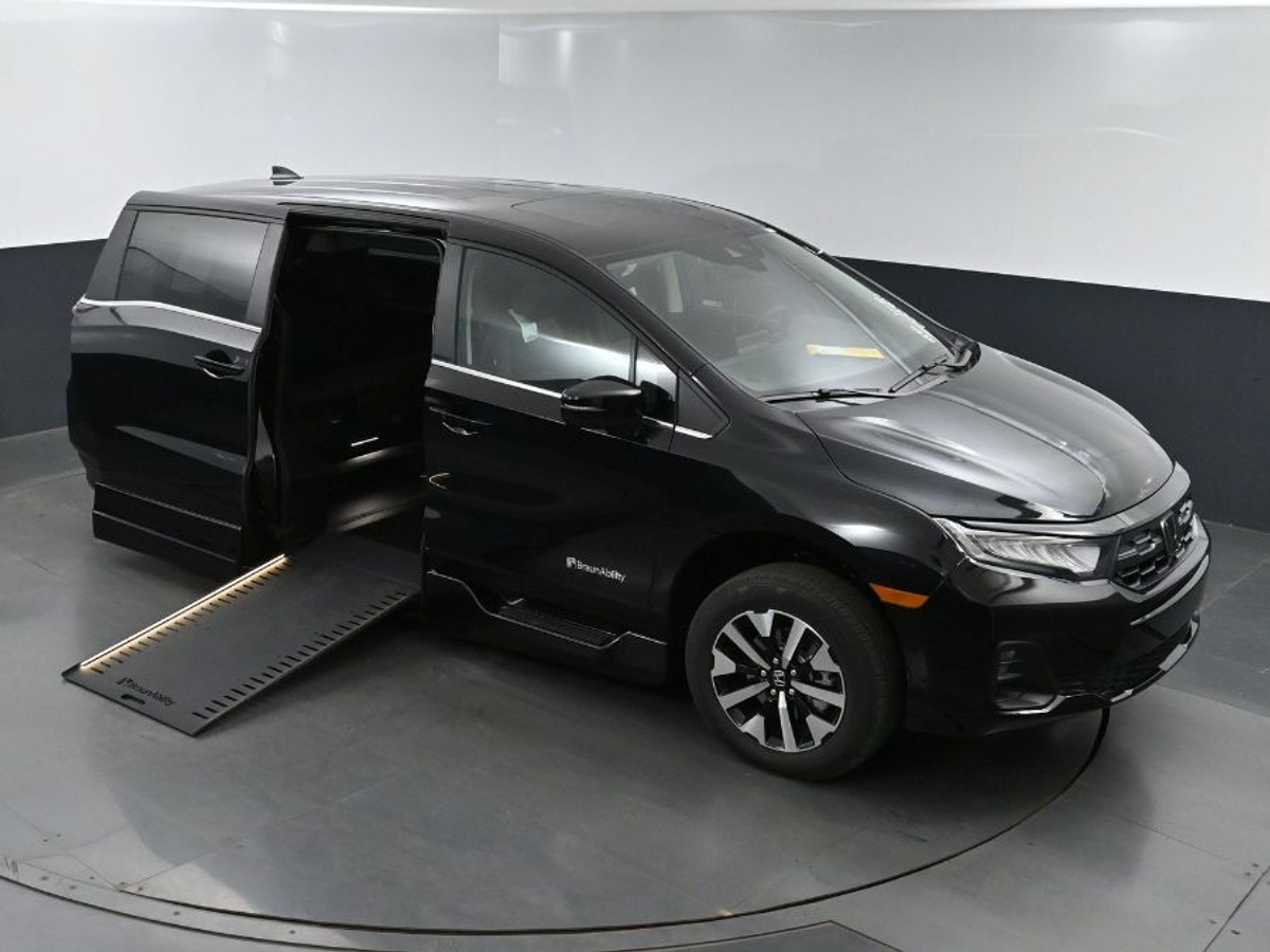 Black Honda Odyssey image number 12
