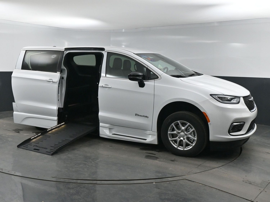 New 2025 Chrysler Pacifica Select Safety - BraunAbility Side Entry Entry Fold Out Automatic Ramp