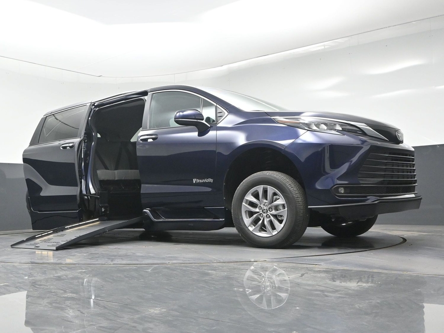 New 2026 Toyota Sienna Hybrid XLE Add - BraunAbility Side Entry Fold Out Automatic Ramp