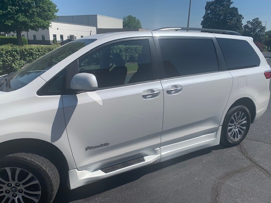 Used 2020 Toyota Sienna XLE - BraunAbility Side Entry Entry In Floor Automatic Ramp