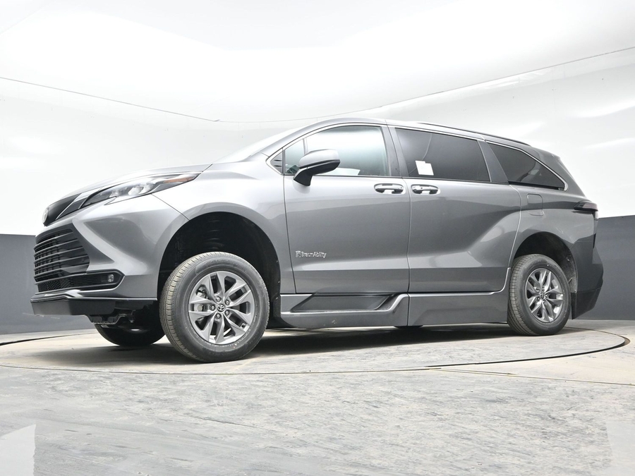 New 2026 Toyota Sienna Hybrid XLE Base - BraunAbility Side Entry Entry Fold Out Automatic Ramp