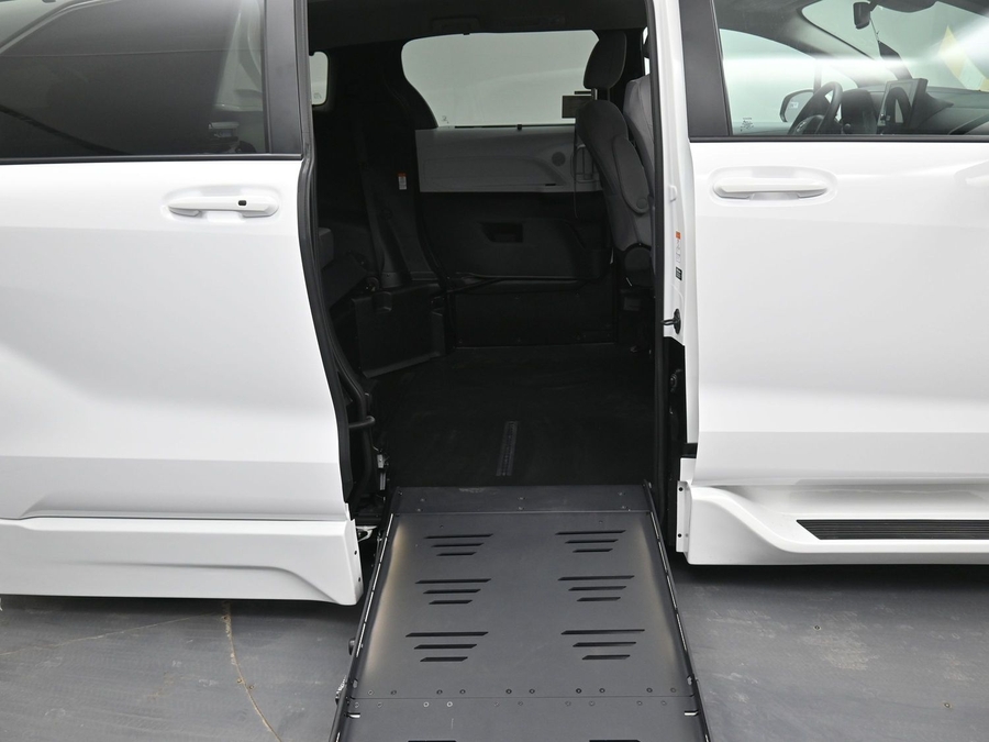 New 2026 Toyota Sienna Hybrid LE - BraunAbility Side Entry Entry Fold Out Automatic Ramp