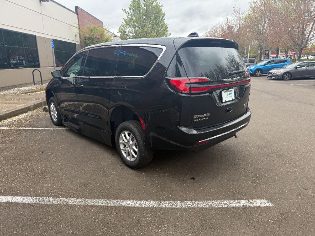 Número de imagen Chrysler Pacifica negro 4