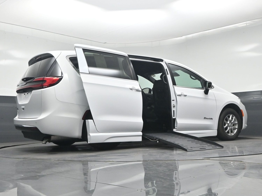 White Chrysler Pacifica image number 19