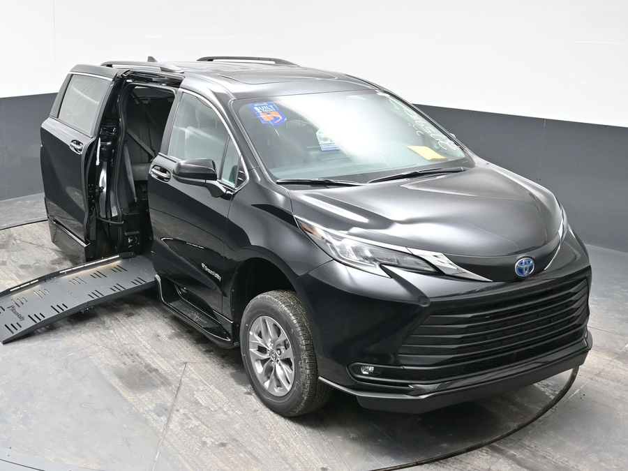 Black Toyota Sienna image number 22