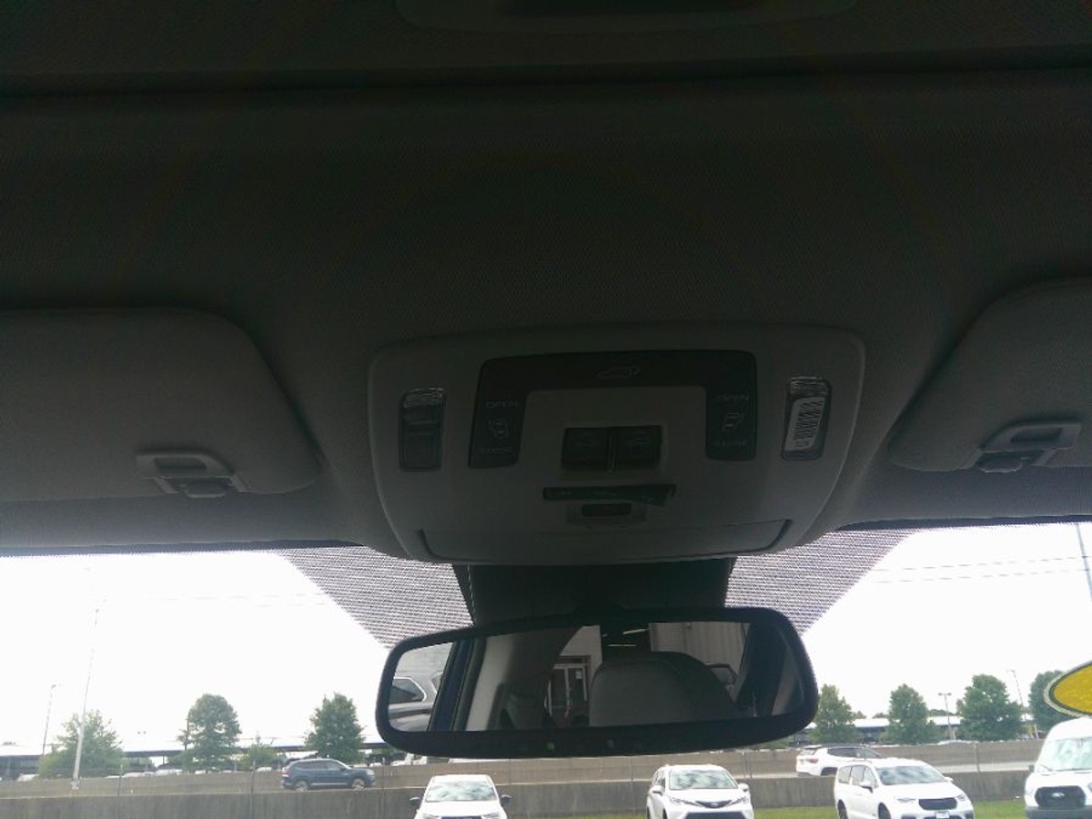 Blue Toyota Sienna image number 12