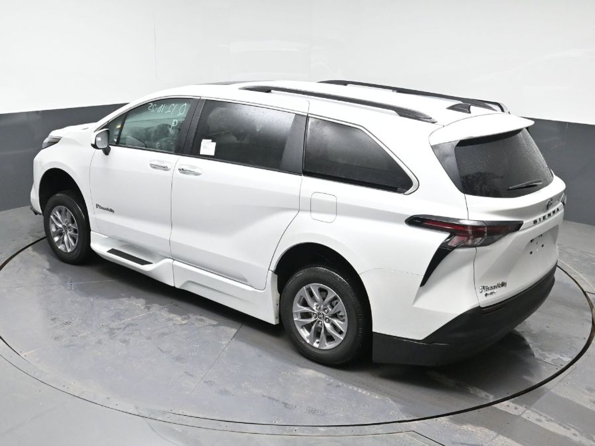 2025 TOYOTA SIENNA - Image 25