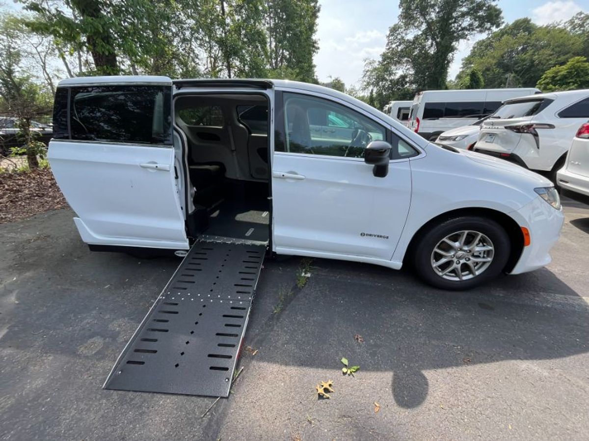 White Chrysler Voyager image number 6