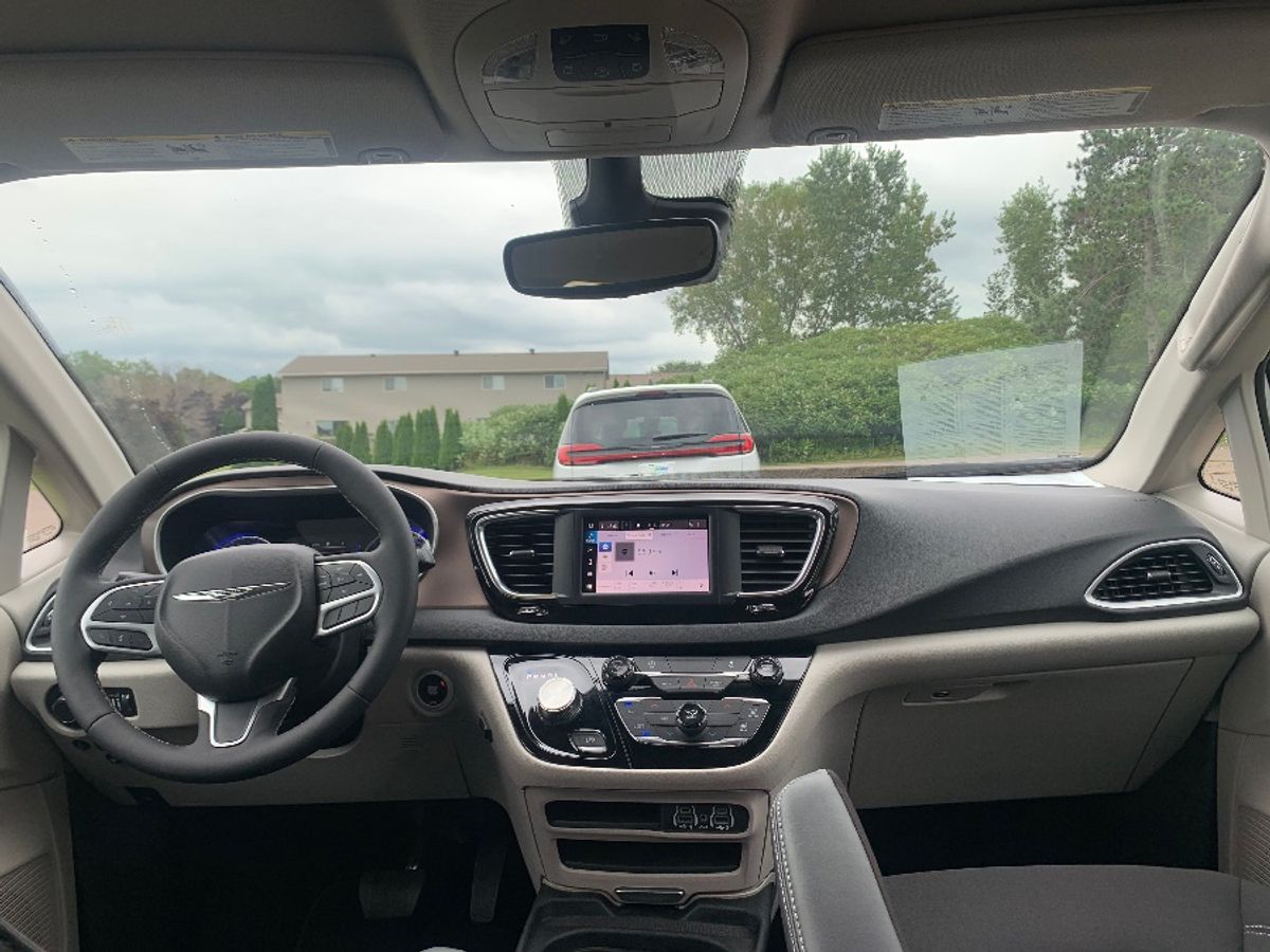 2024 CHRYSLER VOYAGER - Image 11