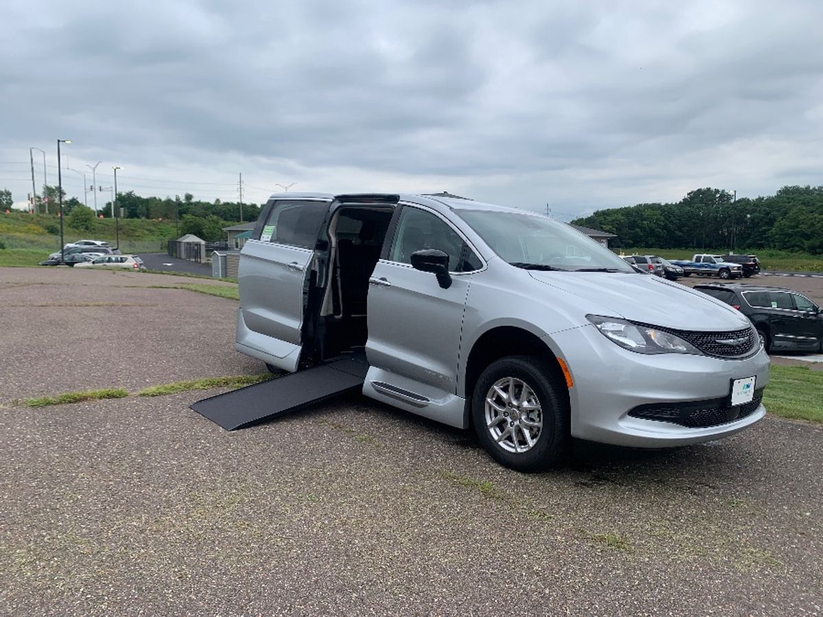 2024 CHRYSLER VOYAGER - Image 2