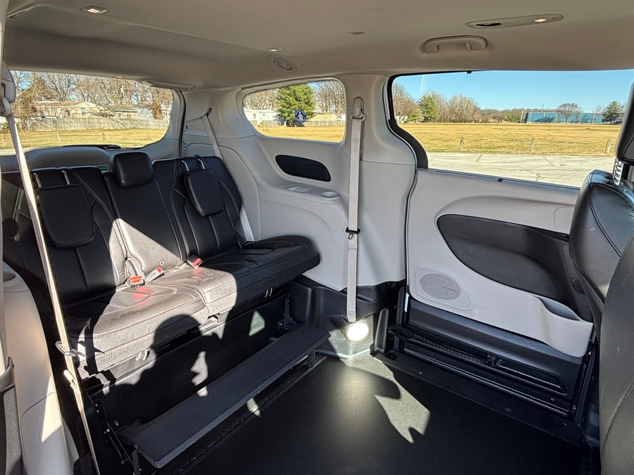 Used 2021 Chrysler Voyager LXi - BraunAbility Commercial Side Entry Entry Fold Out Manual Ramp