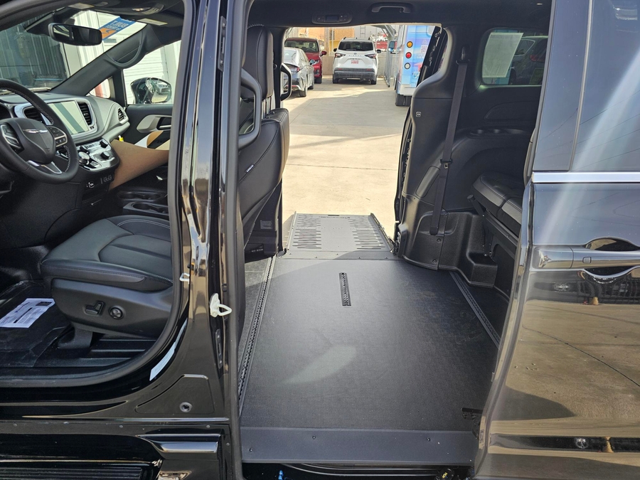 Black Chrysler Pacifica image number 11