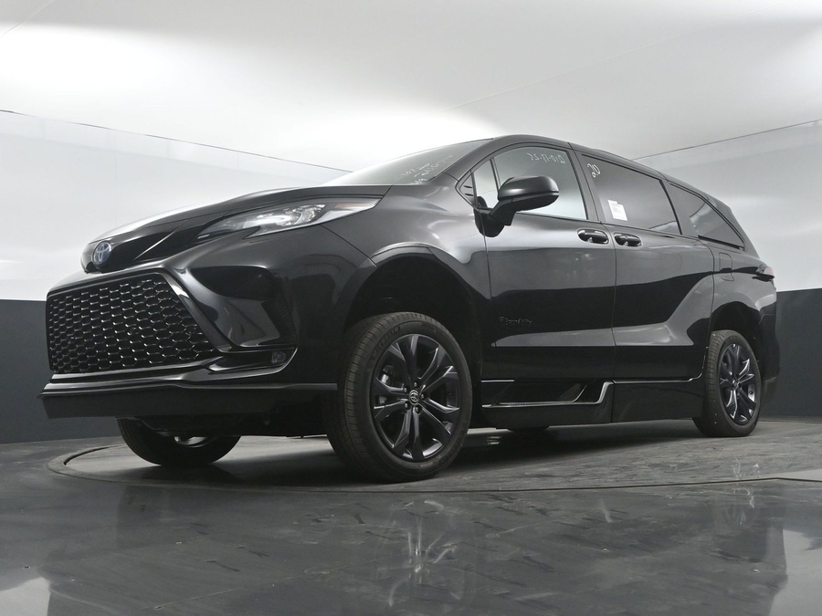 New 2025 Toyota Sienna Hybrid XSE Sport - BraunAbility Side Entry Entry In Floor Automatic Ramp