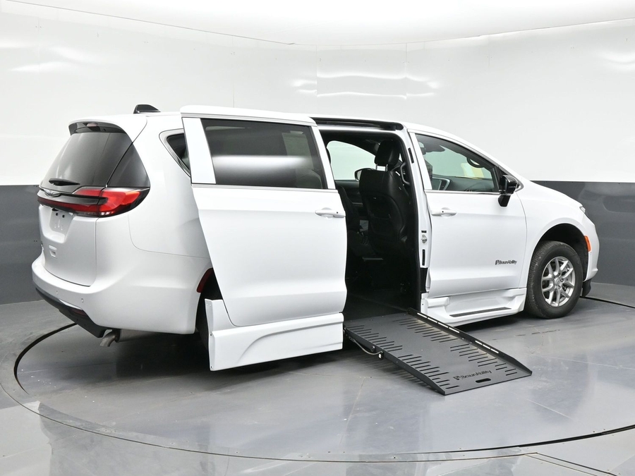 White Chrysler Pacifica image number 8