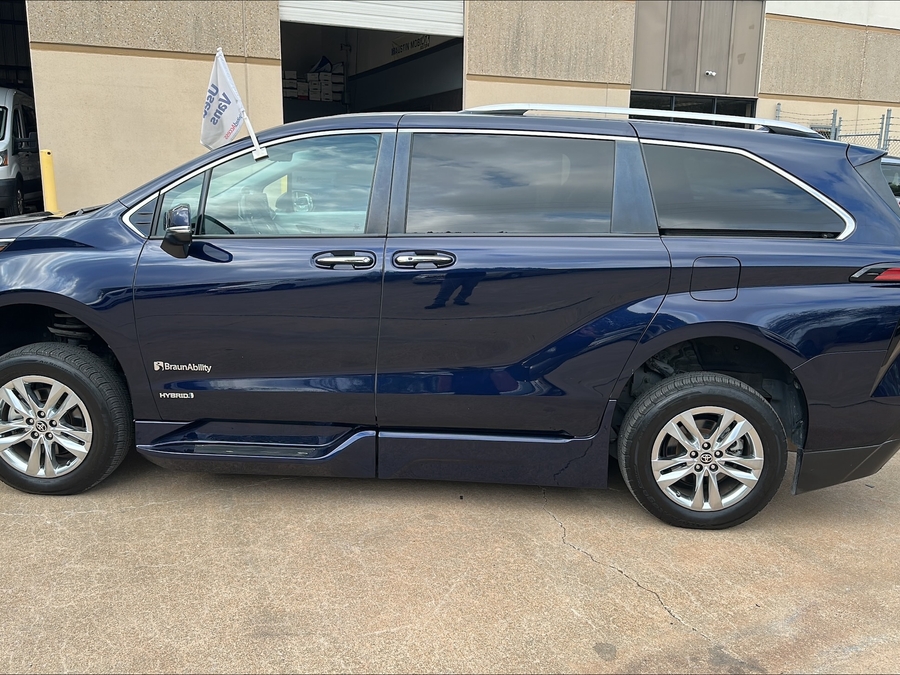 Used 2021 Toyota Sienna Hybrid Limited - BraunAbility Side Entry Fold Out Automatic Ramp